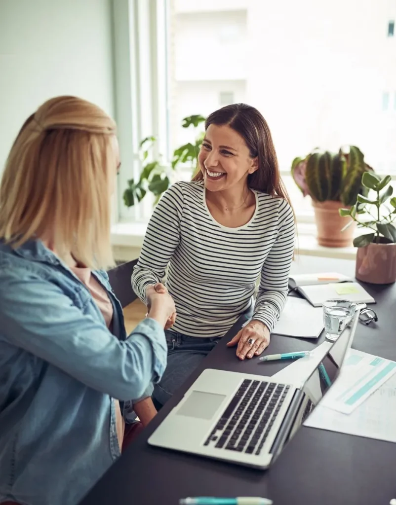 businesswomen-shaking-hands