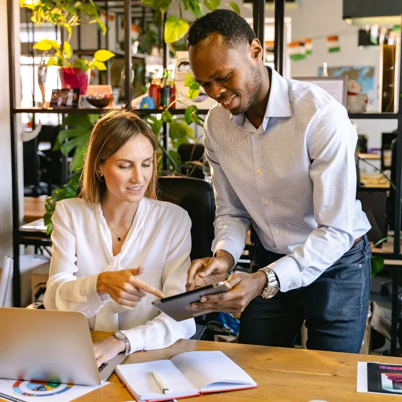 employees-having-business-discussion