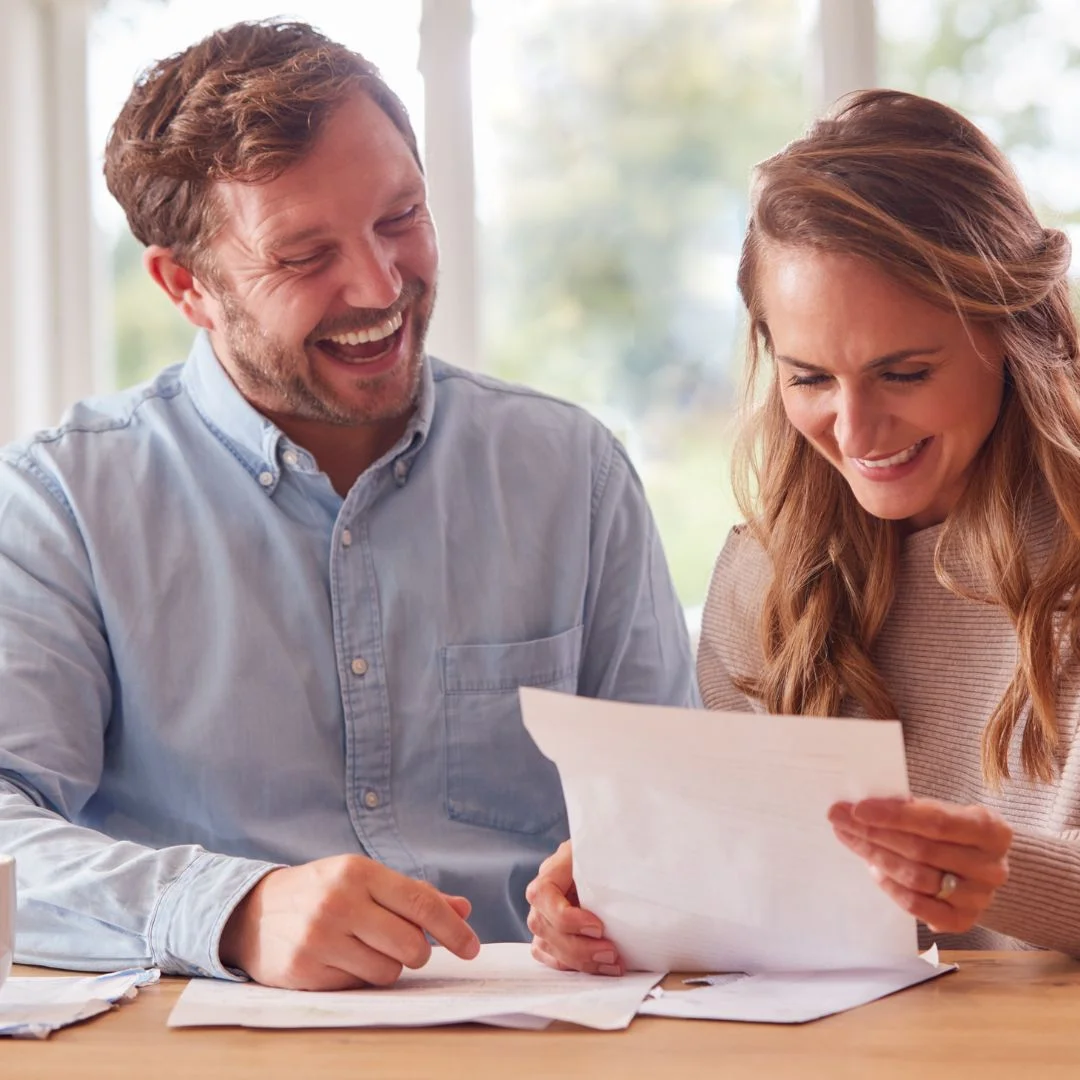 smiling-couple-sitting-at-table