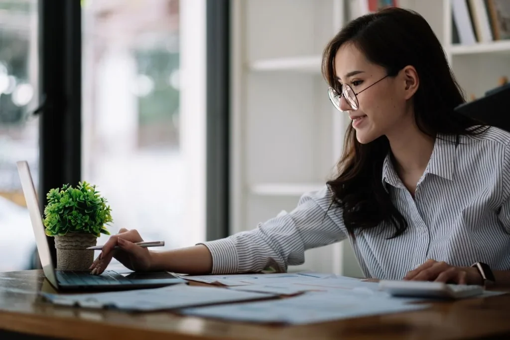 accounting businesswomen are calculating income expenditure