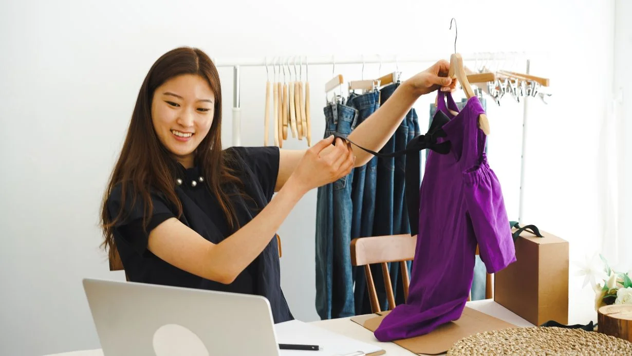 Woman Live Selling Preloved Clothes Online